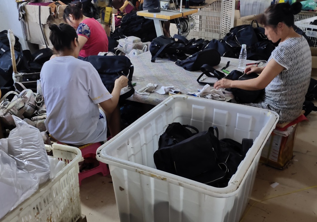 QC员工正在质检间